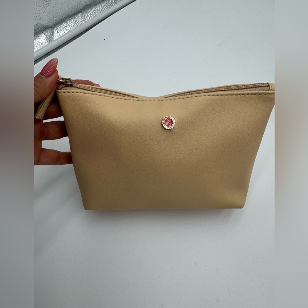 Emirates His & Hers Business Class Bvlgari Amenity Bags - Picture 10 of 12